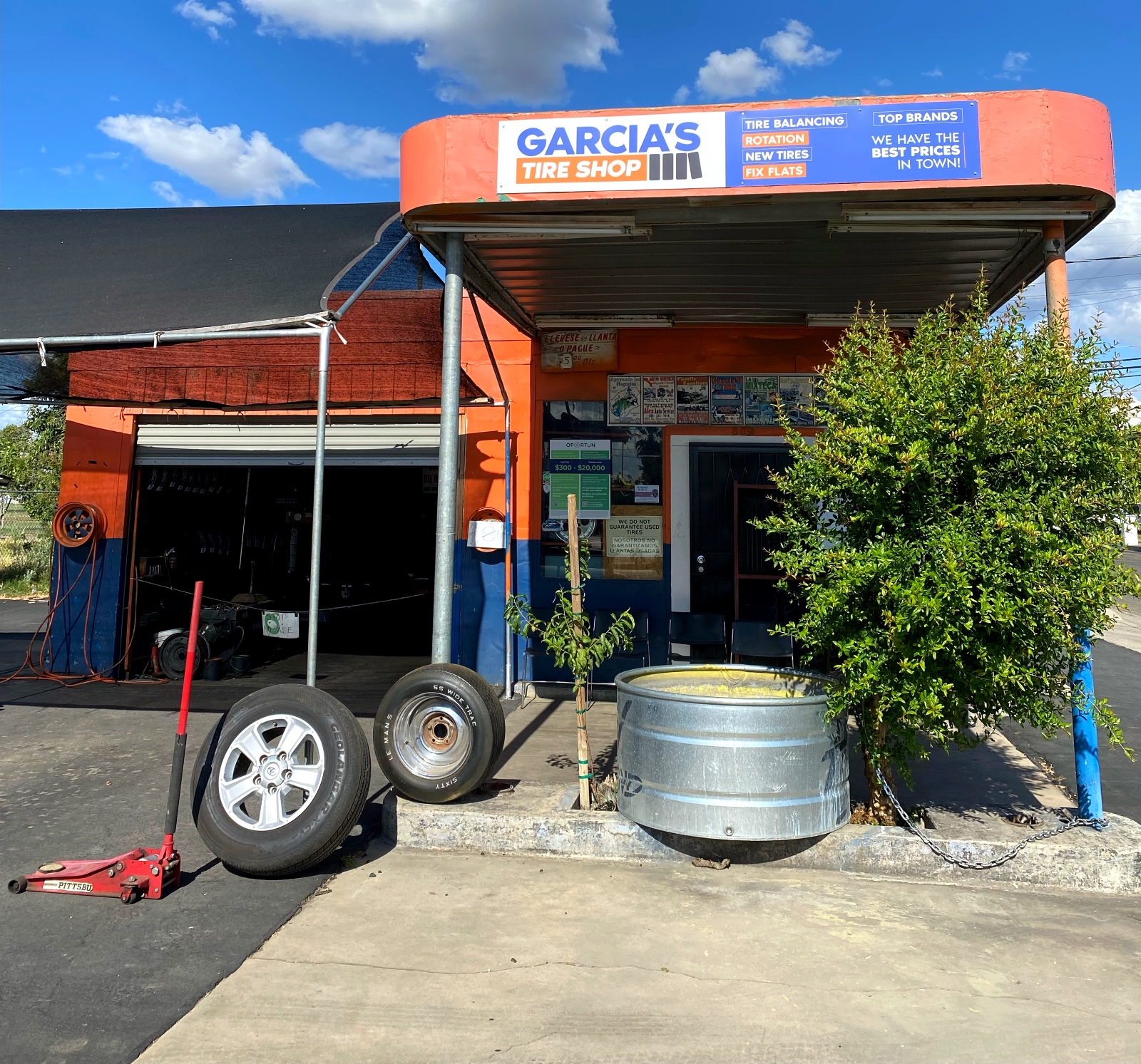 Fachada y letrero de Garcia's Tire Shop en su ubicación en Madera, CA